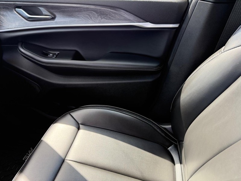 Jeep Grand Cherokee Vehicle Image 23