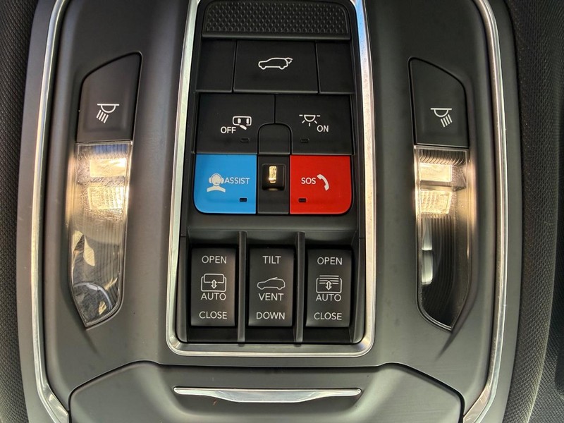 Jeep Grand Cherokee Vehicle Image 24