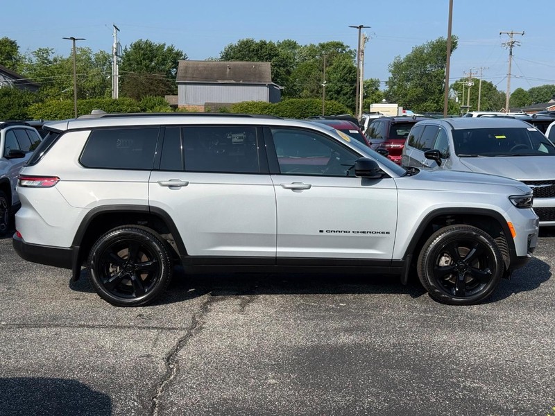 Jeep Grand Cherokee L Vehicle Image 02