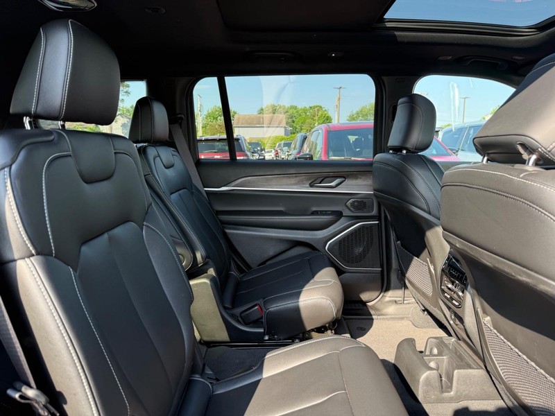 Jeep Grand Cherokee L Vehicle Image 11