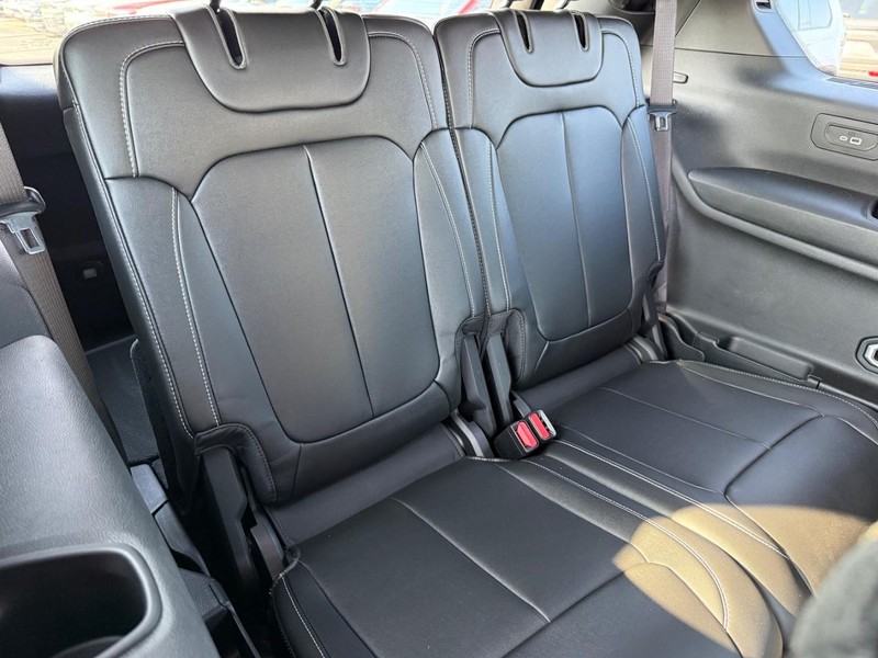 Jeep Grand Cherokee L Vehicle Image 12