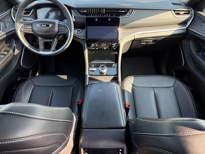 Jeep Grand Cherokee L Vehicle Image 14