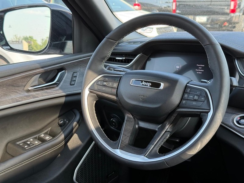 Jeep Grand Cherokee L Vehicle Image 15