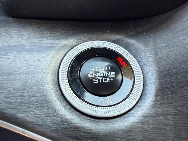 Jeep Grand Cherokee L Vehicle Image 18