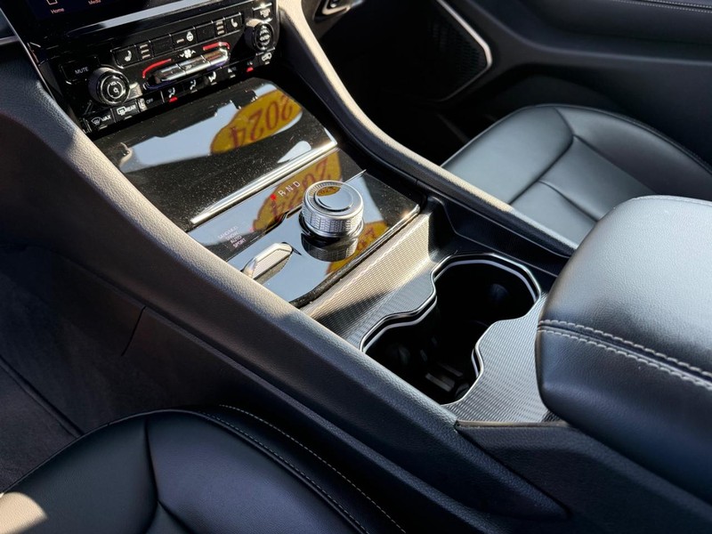 Jeep Grand Cherokee L Vehicle Image 23