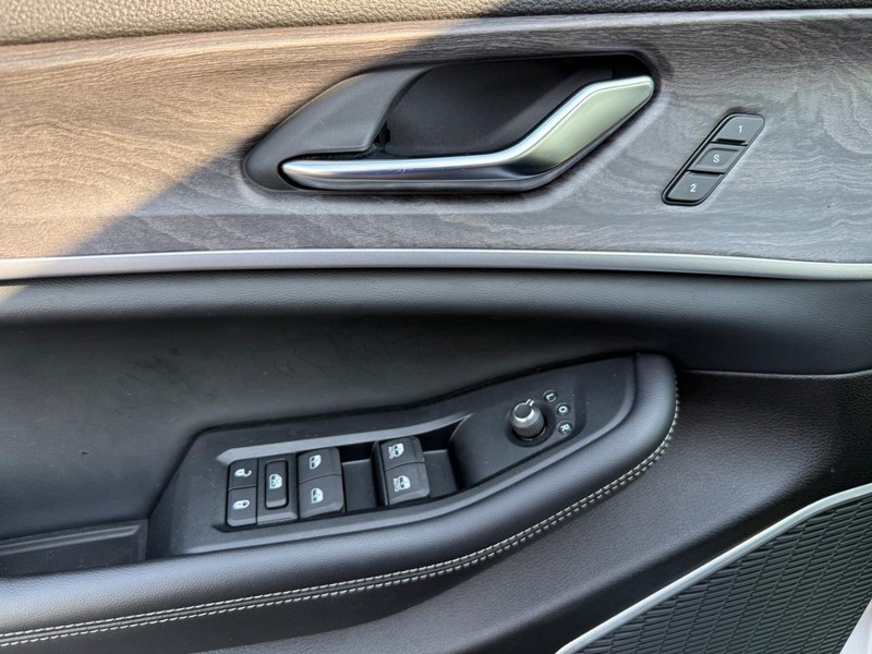 Jeep Grand Cherokee L Vehicle Image 28