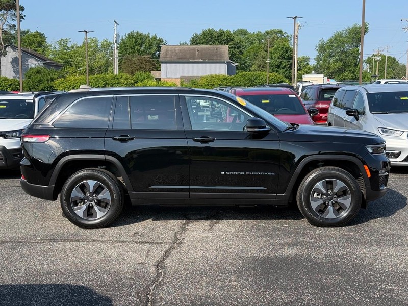 Jeep Grand Cherokee 4xe Vehicle Image 02