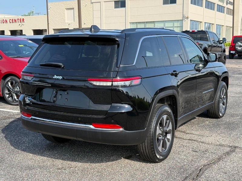 Jeep Grand Cherokee 4xe Vehicle Image 03