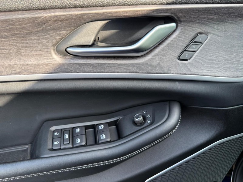 Jeep Grand Cherokee 4xe Vehicle Image 27