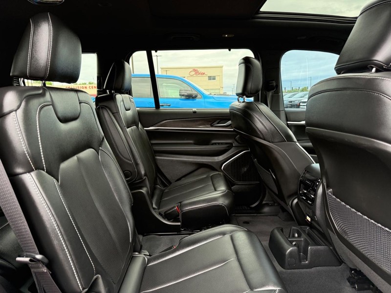 Jeep Grand Cherokee L Vehicle Image 11