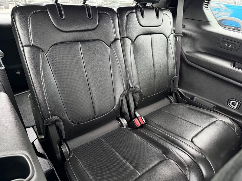 Jeep Grand Cherokee L Vehicle Image 12