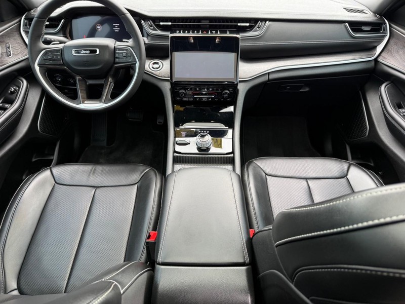 Jeep Grand Cherokee L Vehicle Image 14