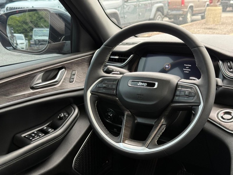Jeep Grand Cherokee L Vehicle Image 15