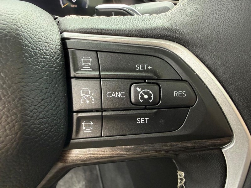 Jeep Grand Cherokee L Vehicle Image 17