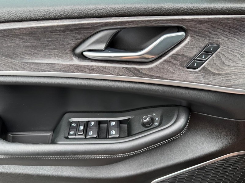 Jeep Grand Cherokee L Vehicle Image 28