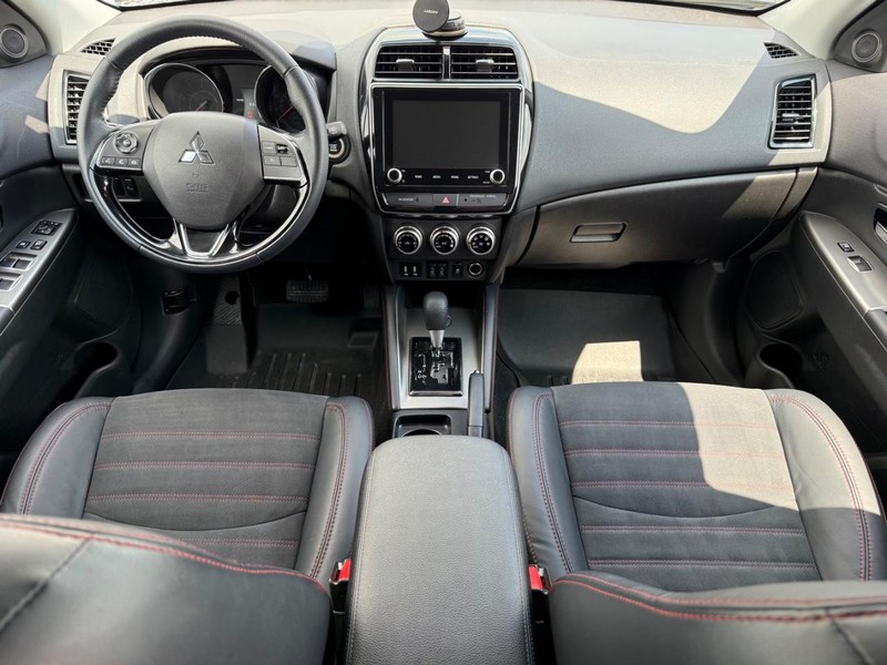 Mitsubishi Outlander Sport Vehicle Image 11