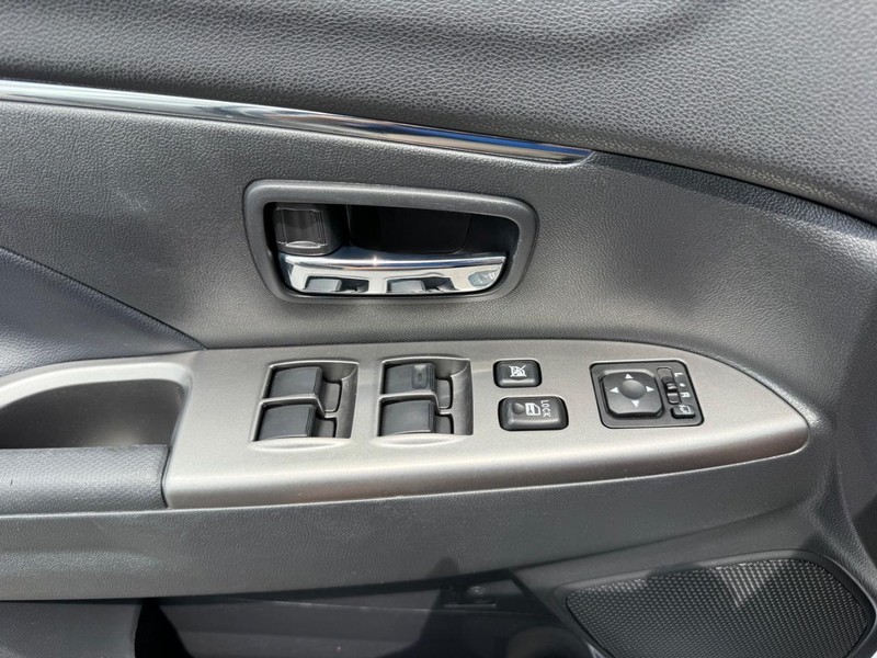 Mitsubishi Outlander Sport Vehicle Image 23