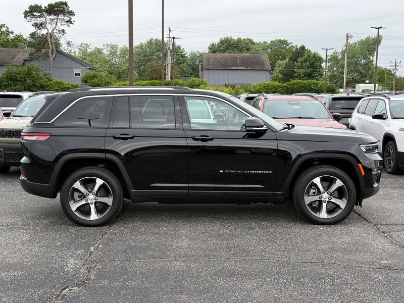 Jeep Grand Cherokee 4xe Vehicle Image 02