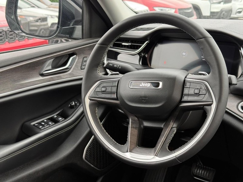 Jeep Grand Cherokee 4xe Vehicle Image 14