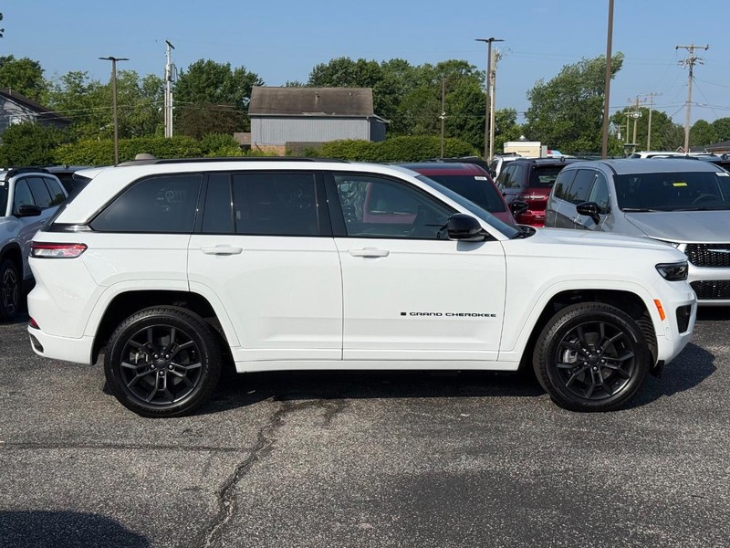 Jeep Grand Cherokee 4xe Vehicle Image 02