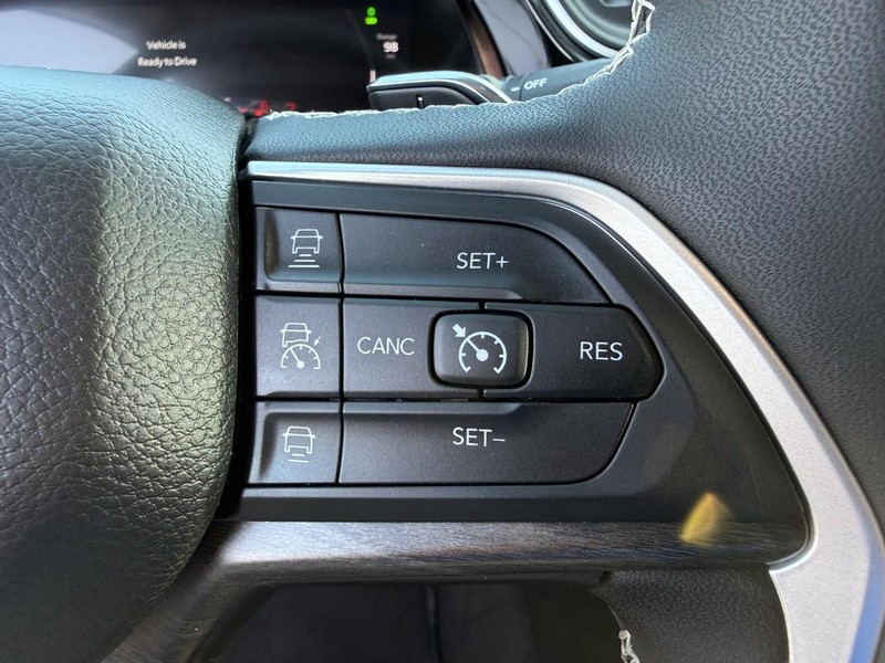 Jeep Grand Cherokee 4xe Vehicle Image 16