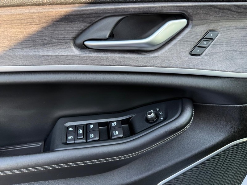 Jeep Grand Cherokee 4xe Vehicle Image 27