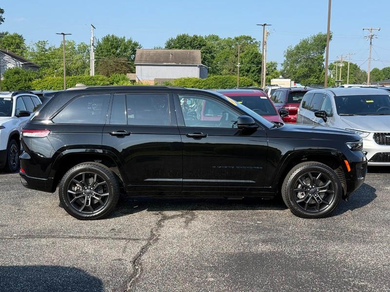 Jeep Grand Cherokee 4xe Vehicle Image 02