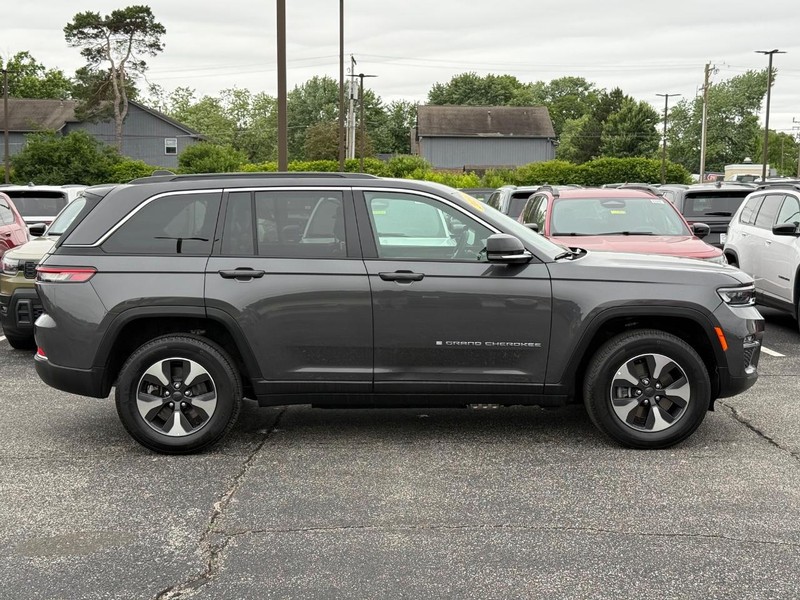 Jeep Grand Cherokee 4xe Vehicle Image 02