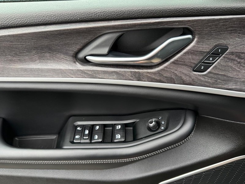 Jeep Grand Cherokee 4xe Vehicle Image 27