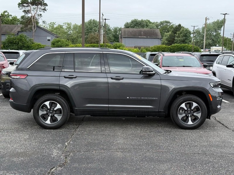Jeep Grand Cherokee 4xe Vehicle Image 02
