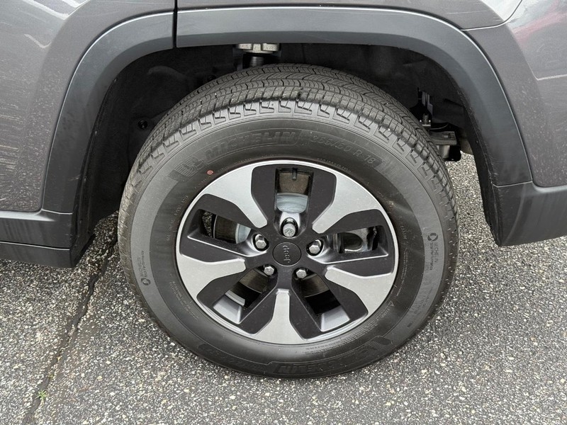 Jeep Grand Cherokee 4xe Vehicle Image 06