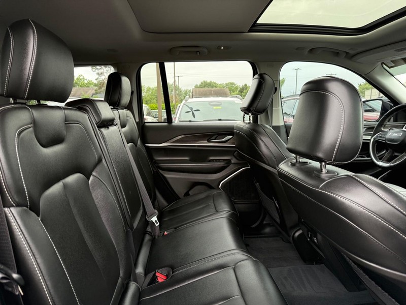 Jeep Grand Cherokee 4xe Vehicle Image 11