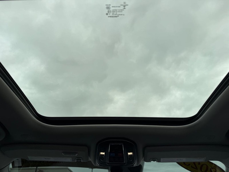 Jeep Grand Cherokee 4xe Vehicle Image 12