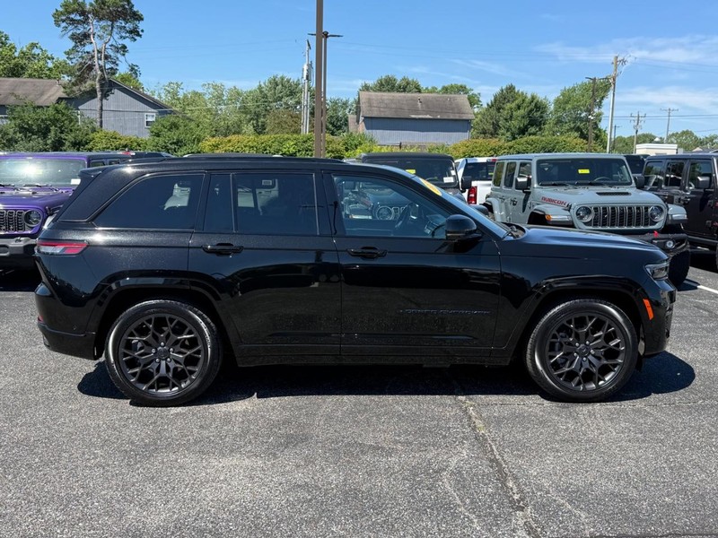 Jeep Grand Cherokee 4xe Vehicle Image 02