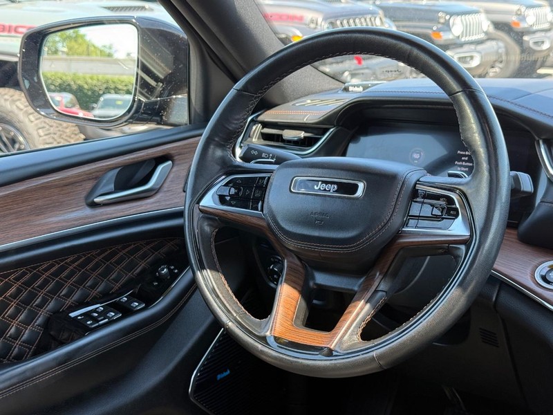 Jeep Grand Cherokee 4xe Vehicle Image 14