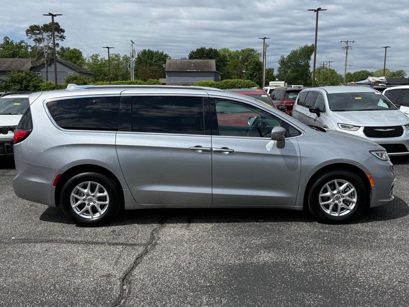 Chrysler Pacifica Vehicle Image 02