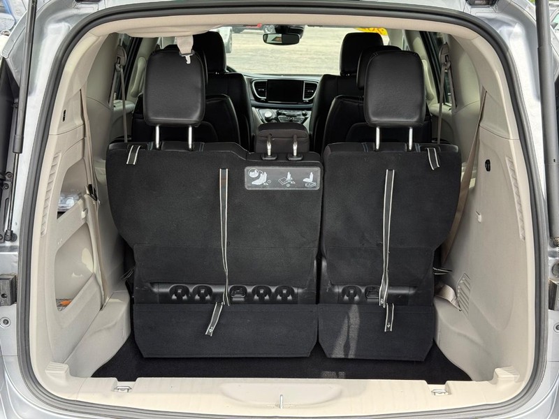 Chrysler Pacifica Vehicle Image 07