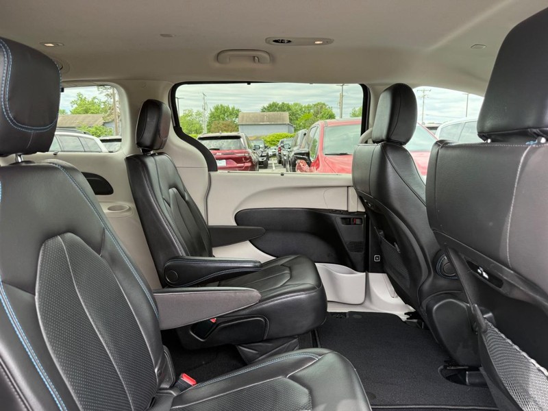 Chrysler Pacifica Vehicle Image 11