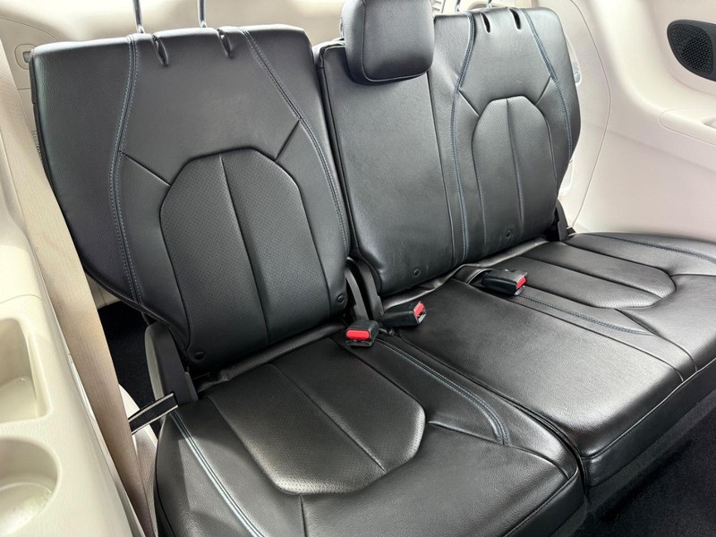 Chrysler Pacifica Vehicle Image 12
