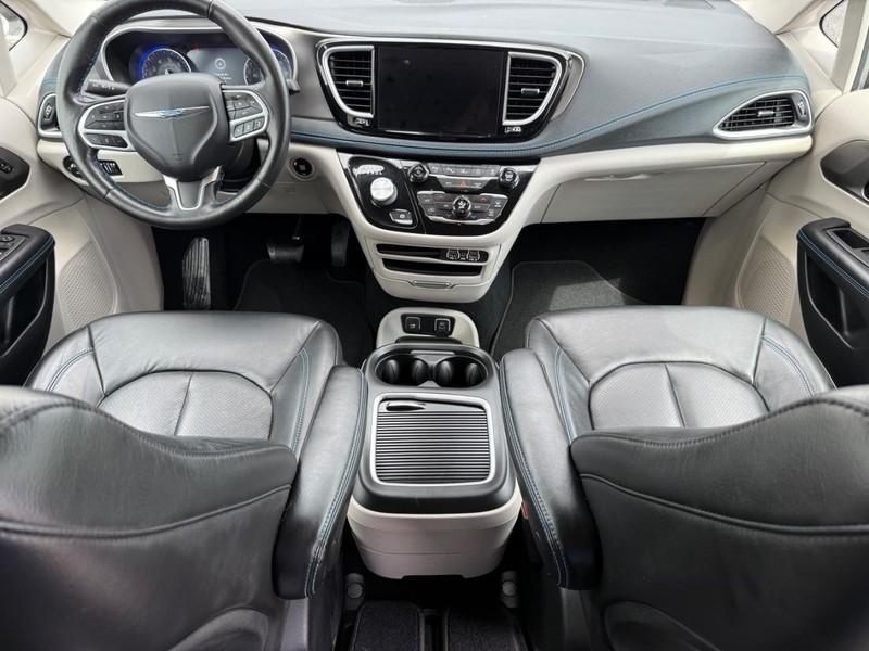 Chrysler Pacifica Vehicle Image 13