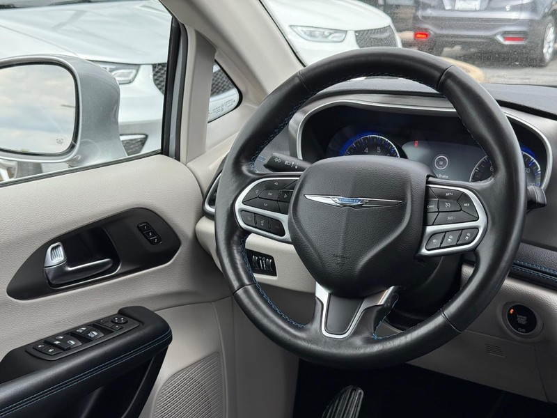 Chrysler Pacifica Vehicle Image 14