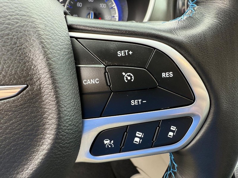 Chrysler Pacifica Vehicle Image 16