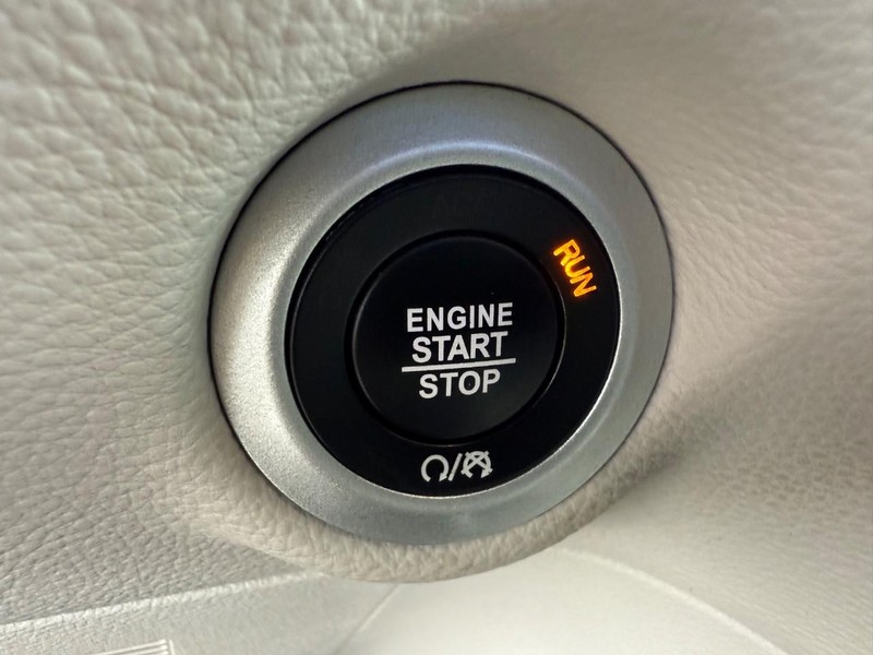 Chrysler Pacifica Vehicle Image 17