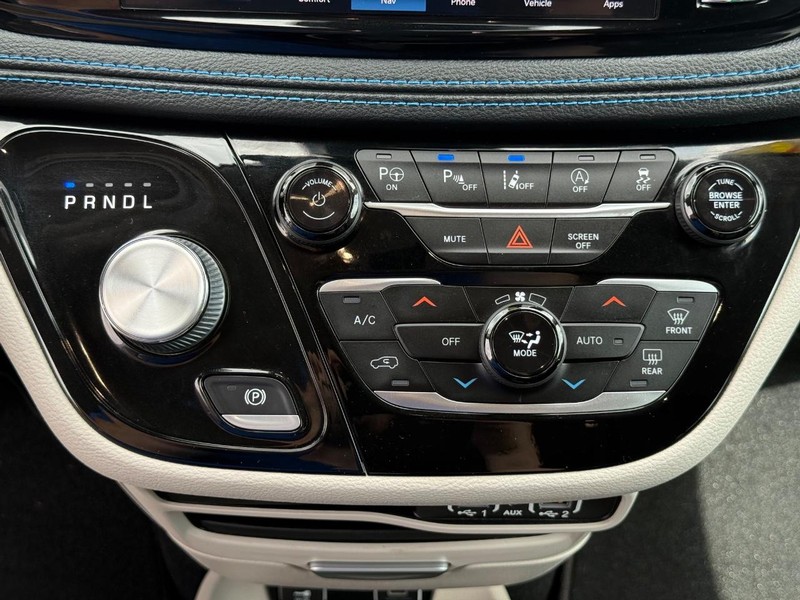 Chrysler Pacifica Vehicle Image 20