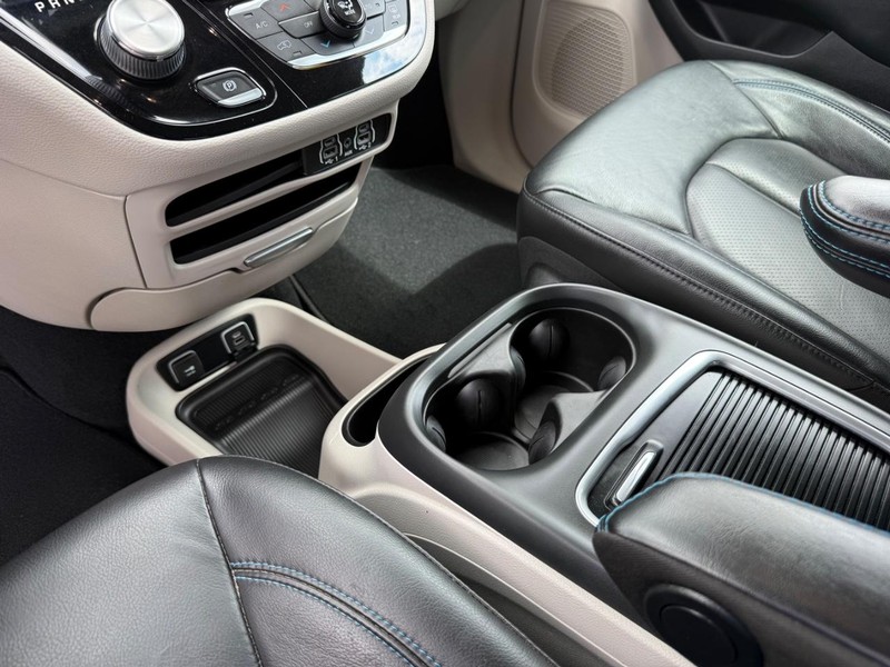 Chrysler Pacifica Vehicle Image 21