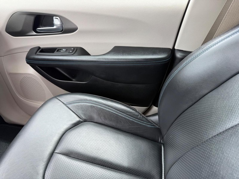 Chrysler Pacifica Vehicle Image 22
