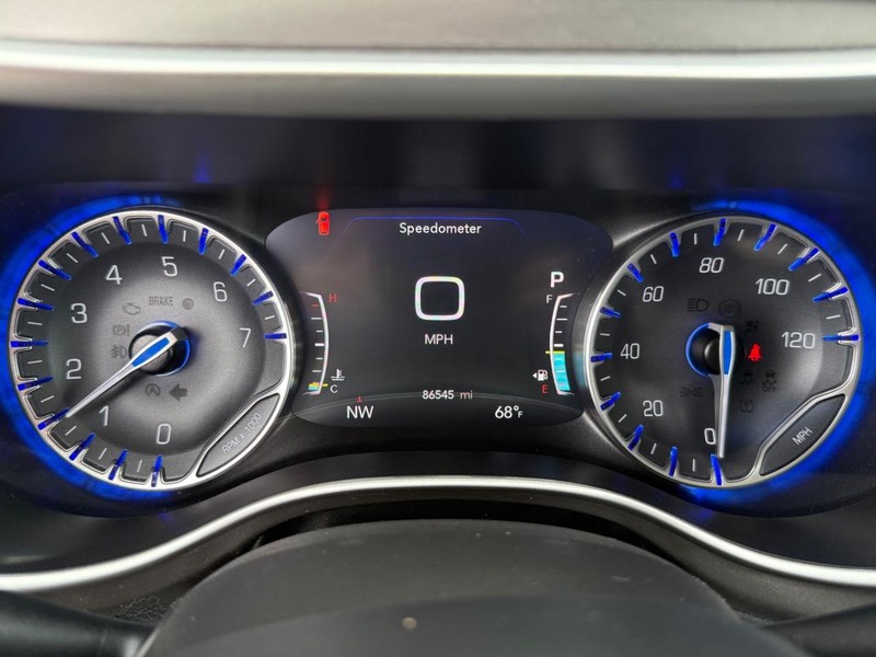 Chrysler Pacifica Vehicle Image 23