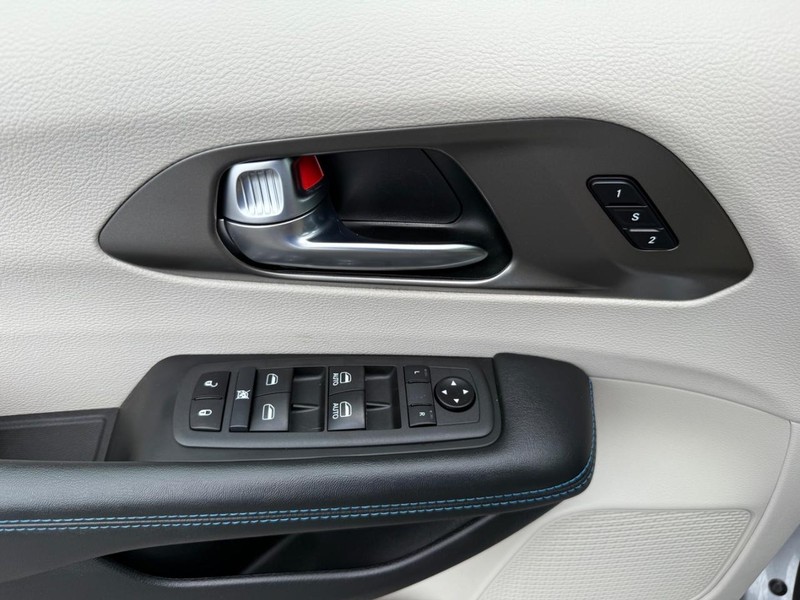 Chrysler Pacifica Vehicle Image 25