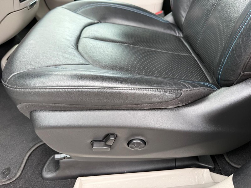 Chrysler Pacifica Vehicle Image 26
