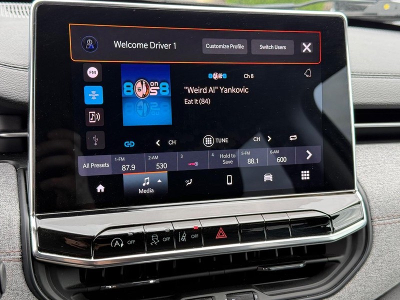 Jeep Compass Vehicle Image 16